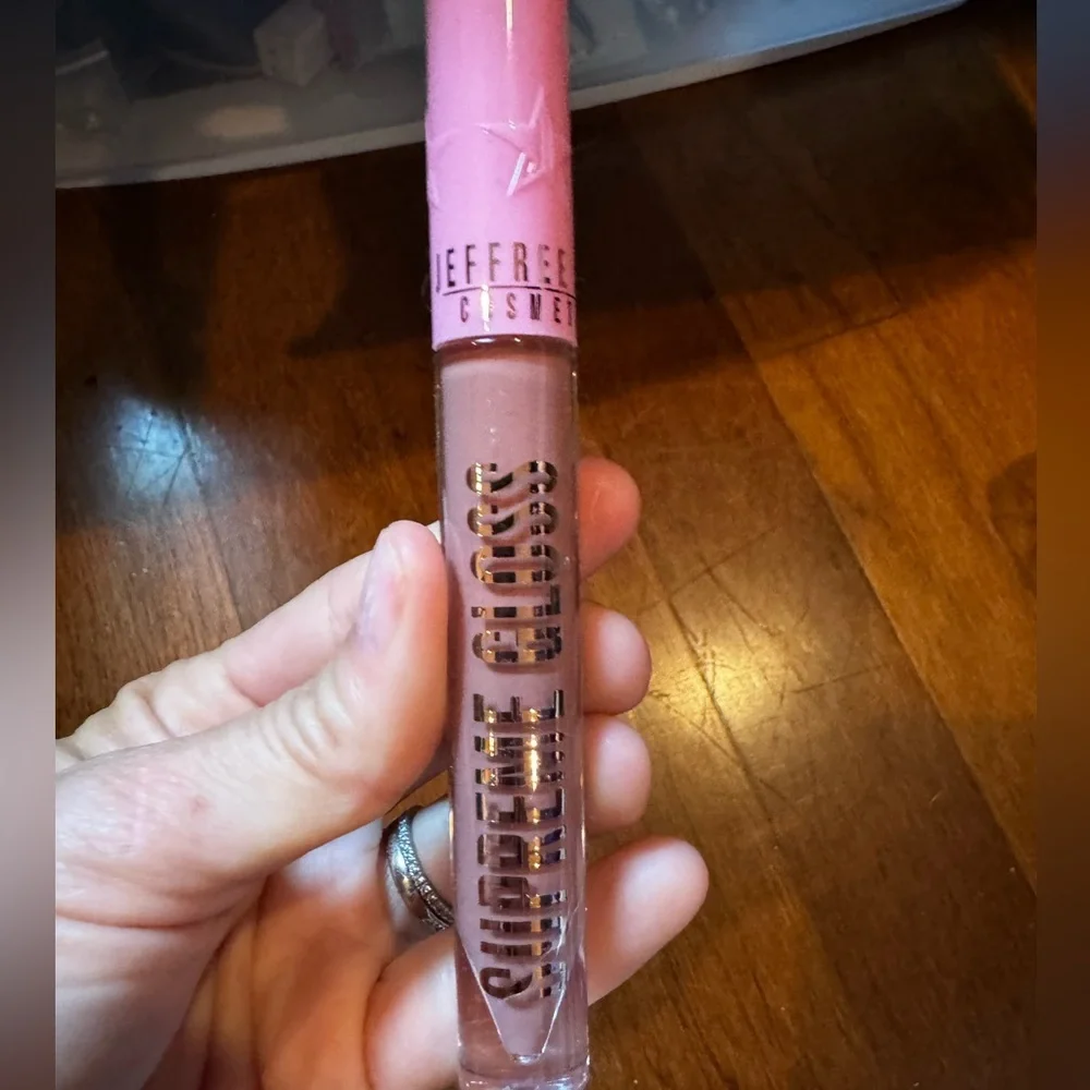 🌼house tour by Jeffree Star supreme gloss